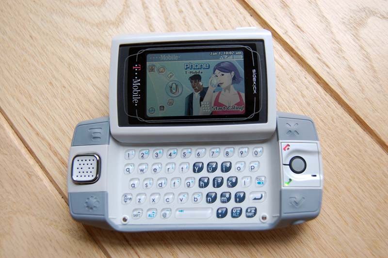 Illustration for article titled Unboxed: Our Shots of the Sidekick iD